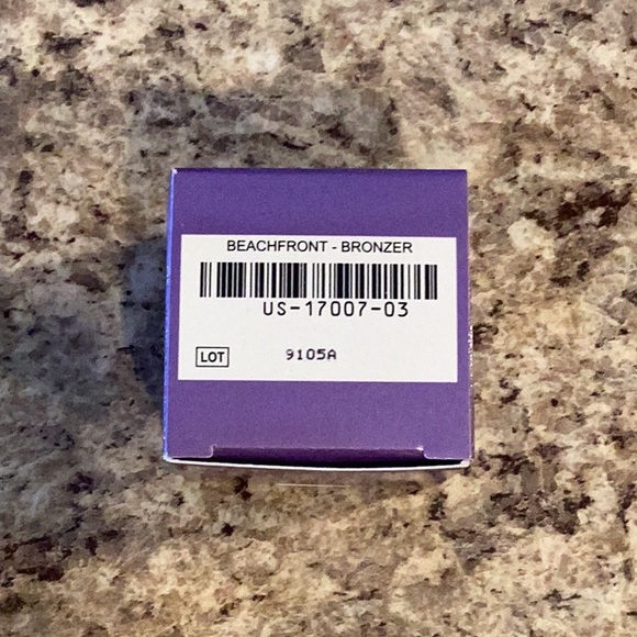 Younique Beachfront Chilling Luminizer Bronzer - Picture 5 of 7